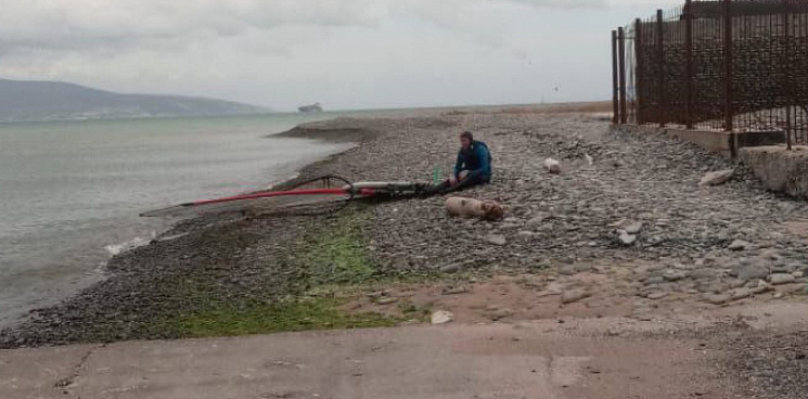 Новороссийские спасатели вытащили на берег сёрфера, унесённого в море