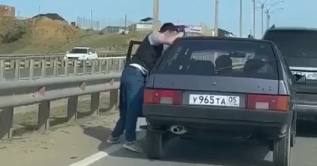 «Разборка по-джигитски»: в Дагестане полицейский жестоко избил водителя, который не пропустил его «Мерседес»