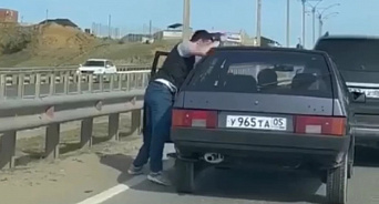 «Разборка по-джигитски»: в Дагестане полицейский жестоко избил водителя, который не пропустил его «Мерседес»