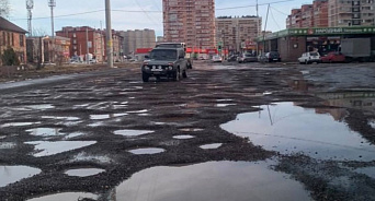 «Дорога как лунный пейзаж!» В Краснодаре власти обещают отремонтировать самую разбитую улицу города – ВИДЕО