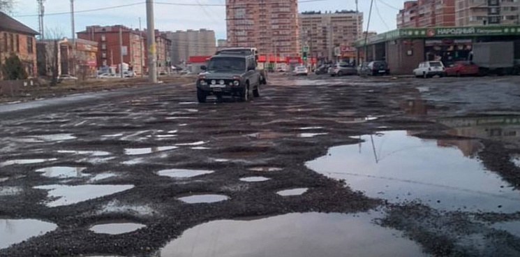 «Дорога как лунный пейзаж!» В Краснодаре власти обещают отремонтировать самую разбитую улицу города – ВИДЕО