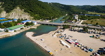 В Туапсе река унесла рыбака в море, но его спас случайный прохожий