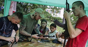 «Зеленский-югенд на подходе»: НАТО на Украине готовит юношей и девушек для диверсий 