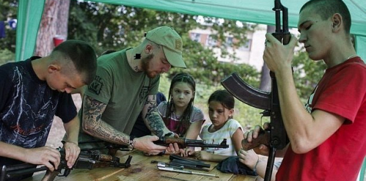 «Зеленский-югенд на подходе»: НАТО на Украине готовит юношей и девушек для диверсий 