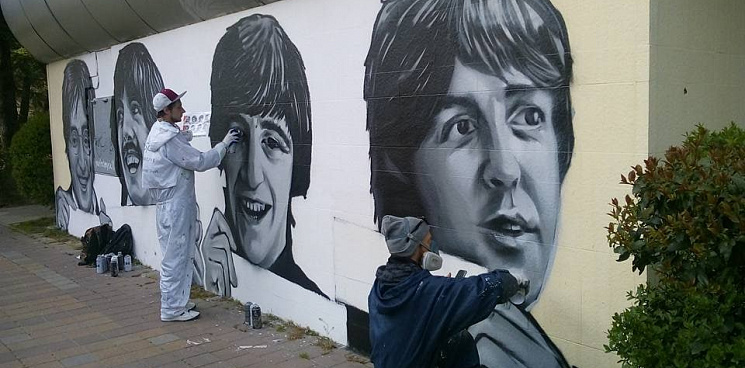 Борьба с тлетворным влиянием Запада: в Сочи закрасили музыкантов Beatles