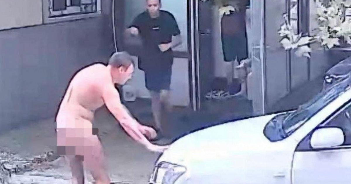 Пьяный клиент сауны в Новороссийске бегал голым по улице Героев Десантников 