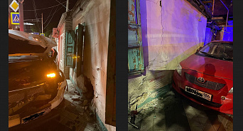 Появились видео ДТП в центре Краснодара, где два авто врезались в стену дома 