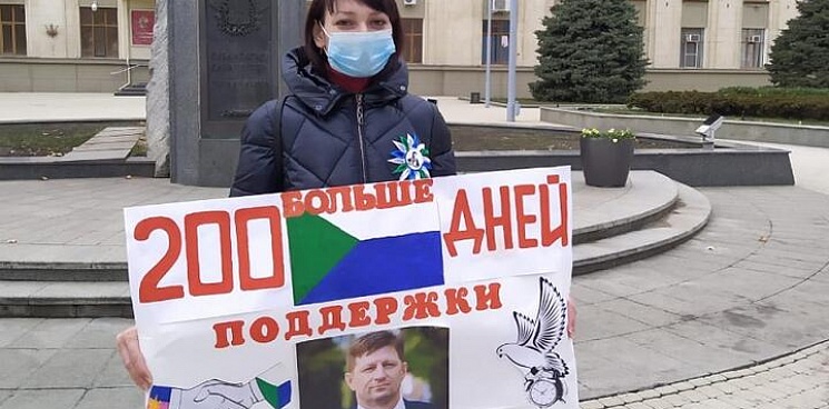 Женщина развернула плакат в поддержку Фургала около администрации Краснодарского края