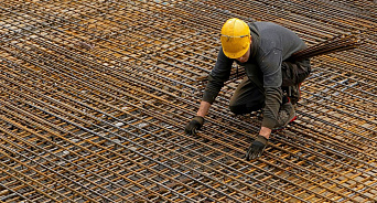 Дефицит строителей  вынудил увеличить зарплаты, но на Кубани важные объекты всё равно возводятся с отставанием