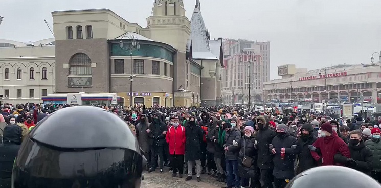В Москве с оцепленной площади 3 вокзалов митингующие отправились перекрывать ТТК
