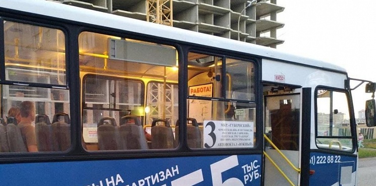 Жительница Краснодара получила перелом позвоночника при падении из автобуса