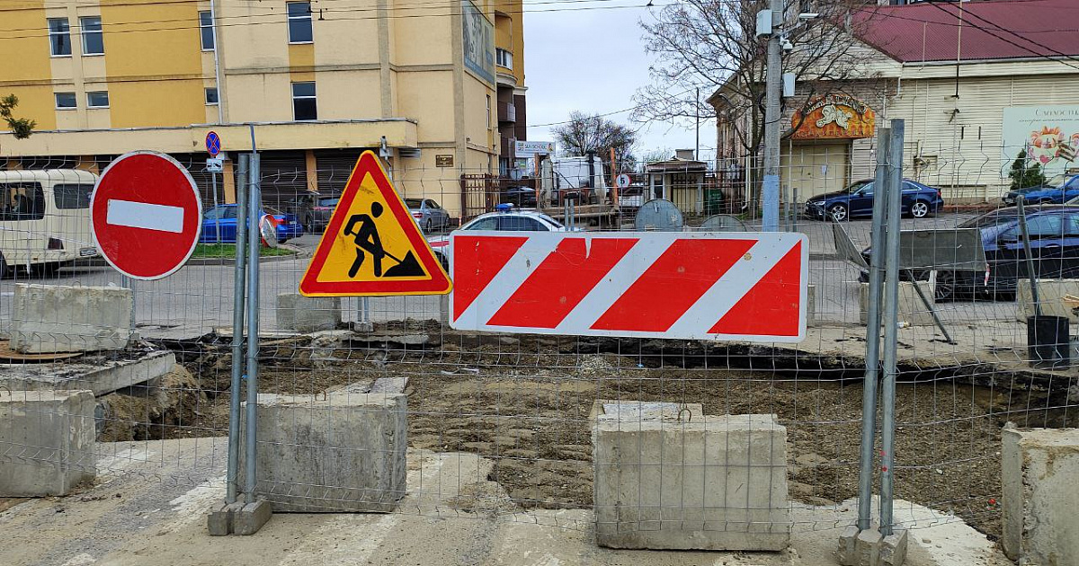 Жители Краснодара две недели страдают из-за перекрытой дороги
