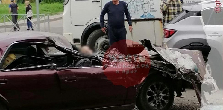 В Краснодаре ДТП: у иномарки срезало крышу, водитель погиб