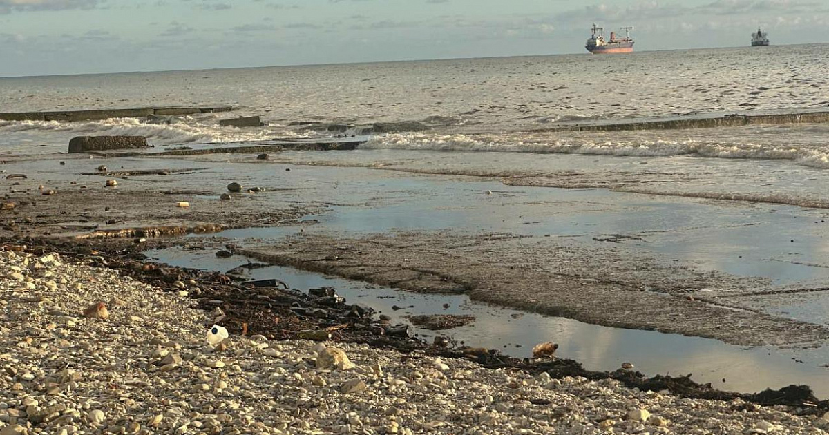 Концы в воду: на Кубани собранные мешки с нефтепродуктами унесло в море