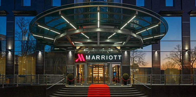 «Осеннее обострение в самом разгаре»: в Краснодаре голый мужчина ворвался в отель «Marriott» – ВИДЕО
