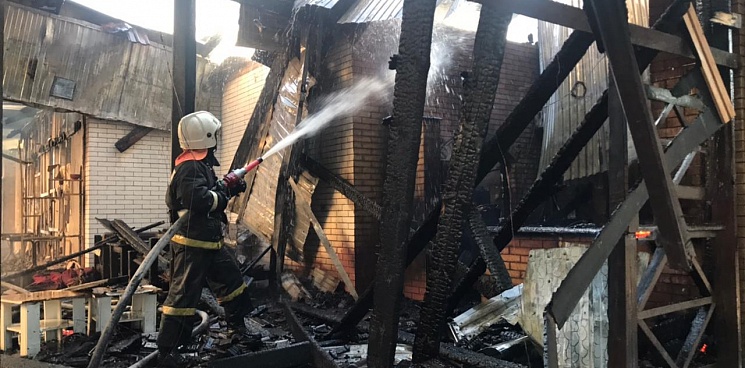 В Геленджике сгорело незаконно работающее кафе, эвакуировали 100 человек