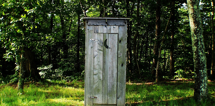 Кличко рекомендовал жителям Киева строить туалеты с ямами во дворах