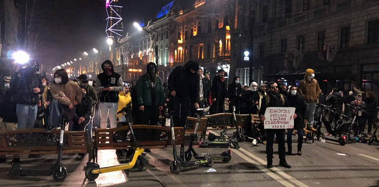 В Грузии оппозиция закидала коктейлями Молотова здание парламента, спецназ разгоняет протестующих спецсредствами - ВИДЕО