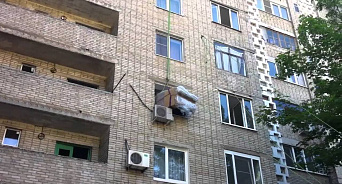 В Краснодаре полиция начала проверку видеоролика, в котором женщина выбрасывает диван из окна