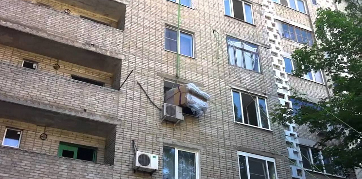В Краснодаре полиция начала проверку видеоролика, в котором женщина выбрасывает диван из окна