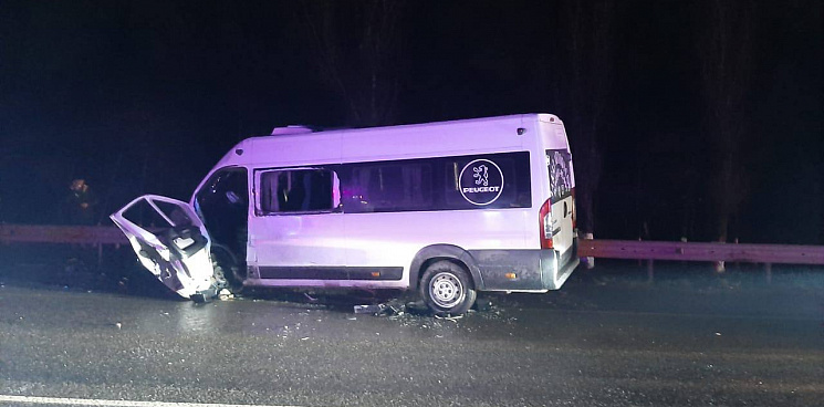 На Кубани в лобовом ДТП пострадали семь человек: легковушка влетела в микроавтобус с пассажирами – ВИДЕО