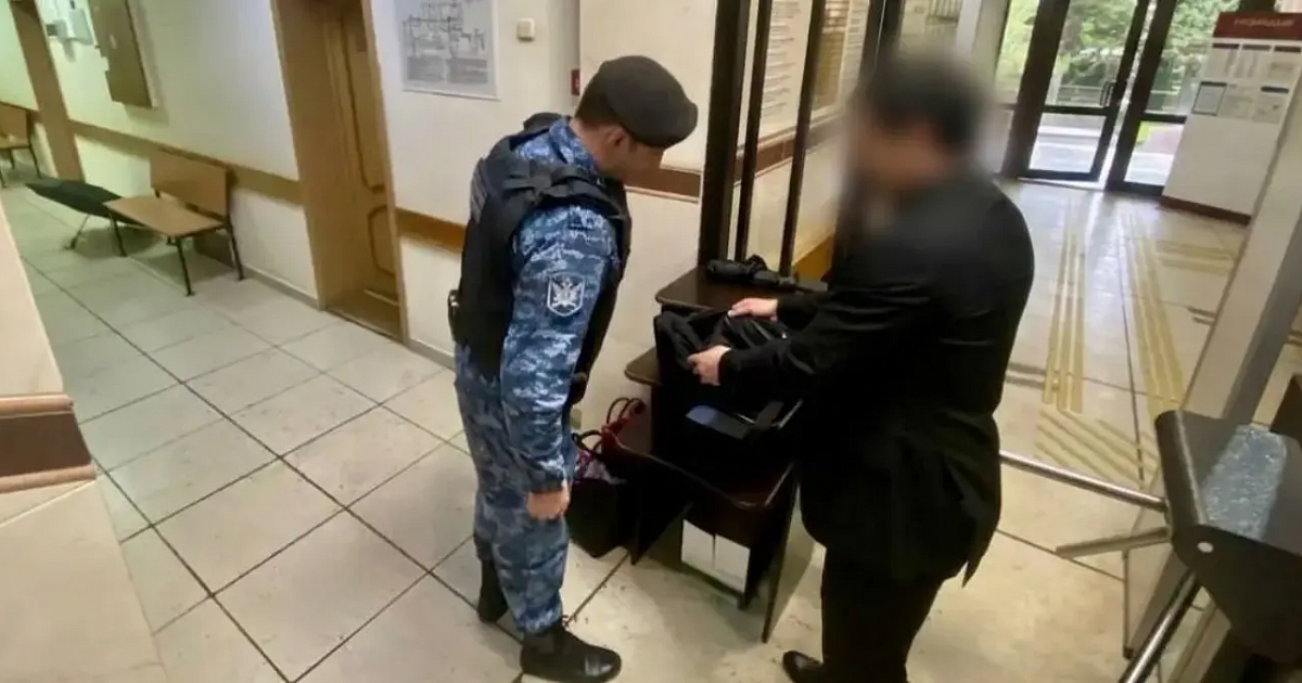 В Сочи посетитель пришел в суд с тремя пакетами наркотиков