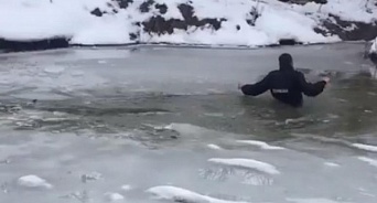 На Кубани полицейский Дмитрий Калита вытащил утопающего из подо льда реки
