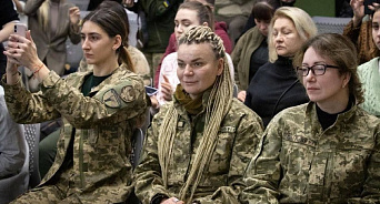 «Теперь будем ждать военную форму для новорожденных!» На Украине продемонстрировали бронированную униформу для беременных женщин – ВИДЕО