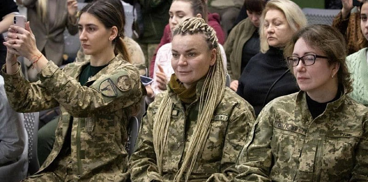 «Теперь будем ждать военную форму для новорожденных!» На Украине продемонстрировали бронированную униформу для беременных женщин – ВИДЕО