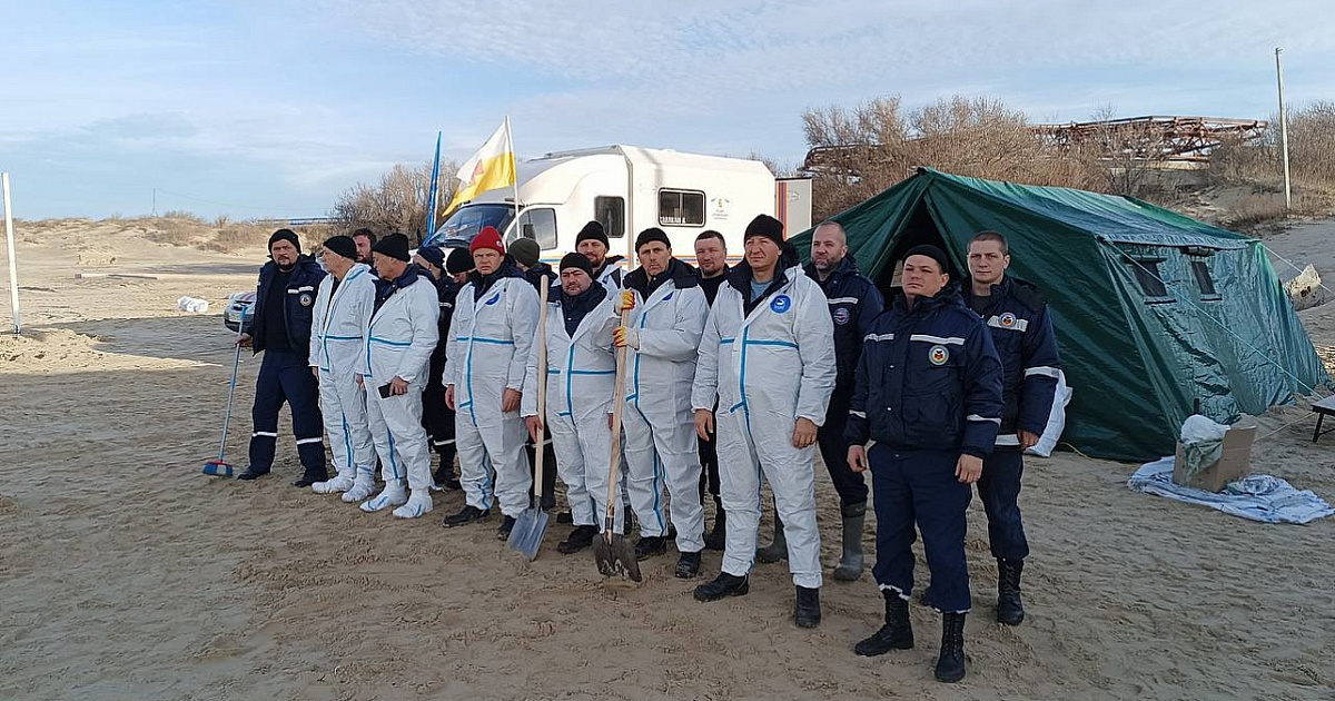 Волонтерам Анапы не хватает топлива для уборки мазута