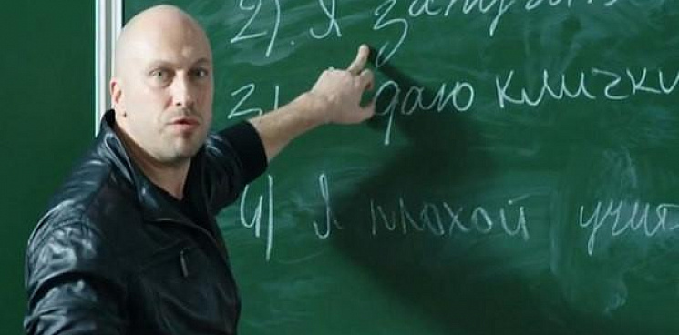  «Домашнее задание надо знать!» В Краснодаре преподаватель Торгово-экономического колледжа толкнул студента - ВИДЕО