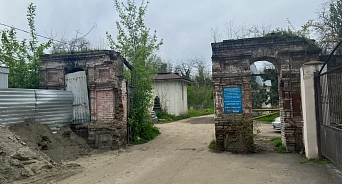 «Памятник архитектуры превратился в руины!» В Краснодаре по технологиям XIX века восстановят уникальные ворота старейшего городского кладбища