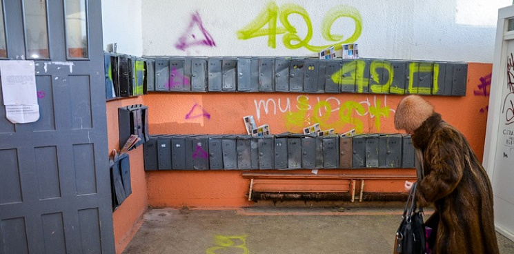 «Краснодару нужна денацификация?» В столице Кубани группа вандалов совершает пожоги и рисует свастику