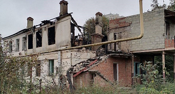«Когда ждать очередного ЧП?» В Краснодаре разрушается аварийное здание, его никто не сносит 