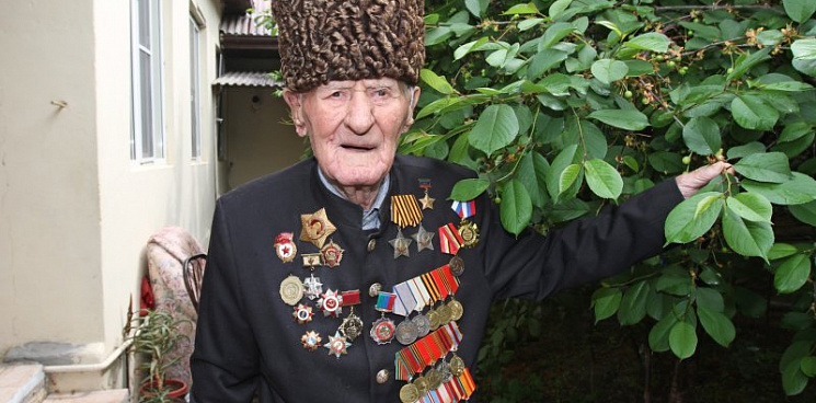 100-летний ветеран войны из Дагестана станцевал лезгинку, когда земляки поздравляли его с Днём Победы