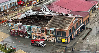 Последствия урагана в Краснодаре: сорванные крыши и парализованное движение