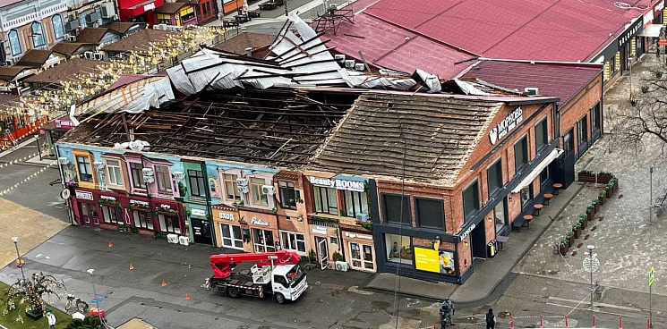 Последствия урагана в Краснодаре: сорванные крыши и парализованное движение