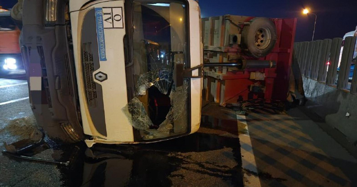 ДТП с грузовиком и 3 авто парализовало движение на трассе под Краснодаром
