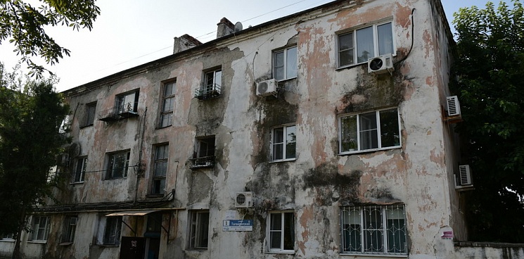 В Краснодаре начали расселять самый большой аварийный дом