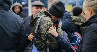 «Тяжело растить детей в одиночку»: в Ставрополье жена мобилизованного отца троих детей пытается вернуть его домой
