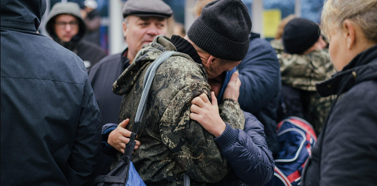 «Тяжело растить детей в одиночку»: в Ставрополье жена мобилизованного отца троих детей пытается вернуть его домой