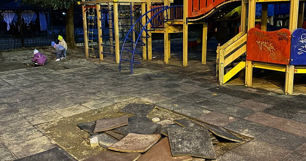 «Это не ремонт, а закапывание денег!» Жители Сочи пожаловались на ужасное состояние детской площадки в парке