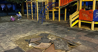 «Это не ремонт, а закапывание денег!» Жители Сочи пожаловались на ужасное состояние детской площадки в парке