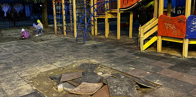 «Это не ремонт, а закапывание денег!» Жители Сочи пожаловались на ужасное состояние детской площадки в парке