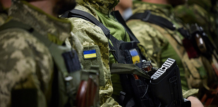 «Как вы можете уважать военных, которые наркоманят? Вы - стадо шакалов!» Украинка рассказала о скандальных реалиях пребывания ВСУшников на фронте - ВИДЕО