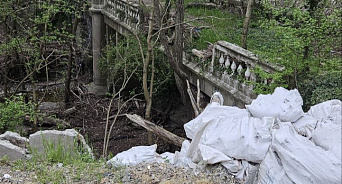 В Краснодарском крае изящный мост из прошлого века завалили строительным мусором