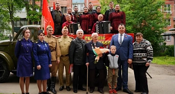В Краснодаре артисты выступили перед окнами домов ветеранов ВОВ