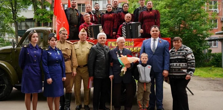 В Краснодаре артисты выступили перед окнами домов ветеранов ВОВ