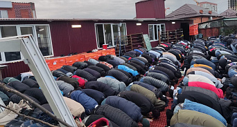 В Краснодаре сотни мусульман молятся на улице в честь Ураз-байрама из-за отсутствия мечети