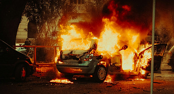 В Сочи во дворе ЖК полностью выгорел автомобиль: жильцы перед пожаром якобы слышали хлопок